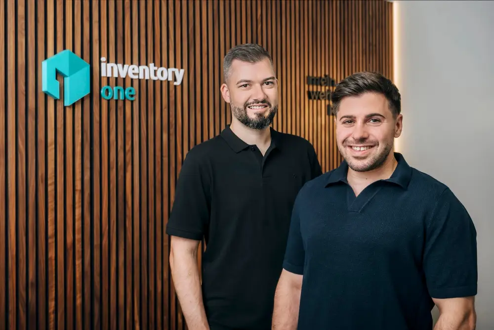 Christoph Winter und Michael Reik, Geschäftsführer von Inventory ONE, im Büro in Göppingen
