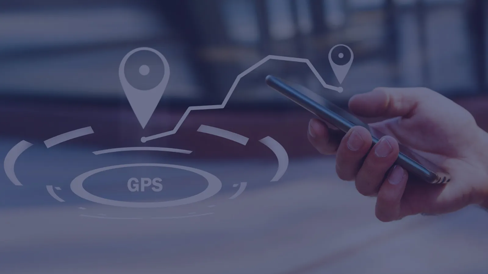 Hand mit Smartphone, daneben eine GPS-Route mit Standortmarkierungen